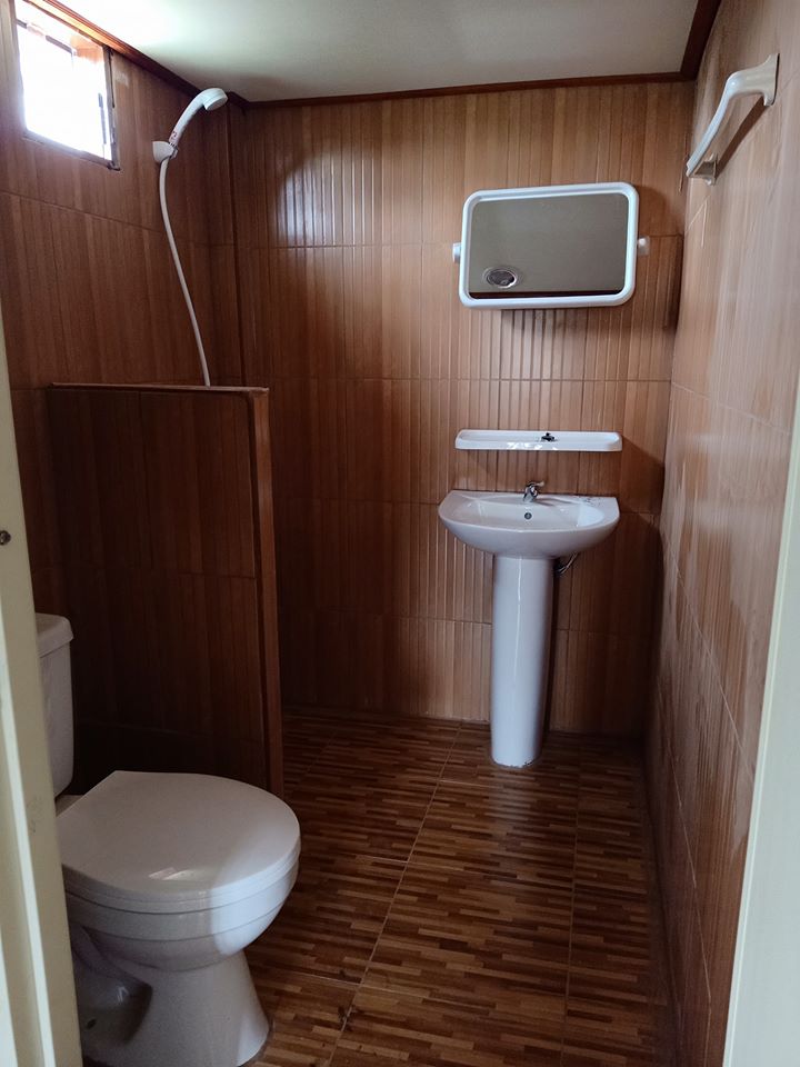 บ้าน 2 ชั้น ชั้นบนไม้และปูน