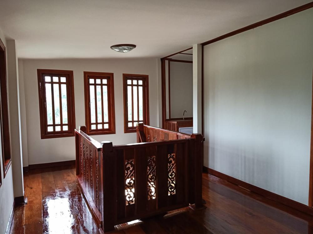 บ้าน 2 ชั้น ชั้นบนไม้และปูน