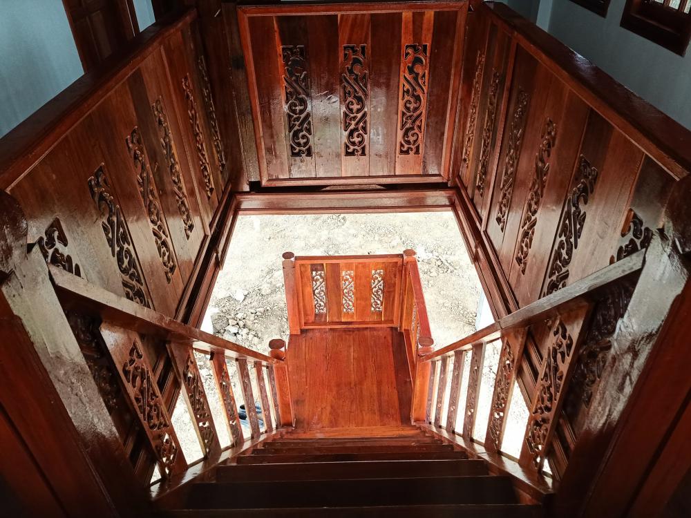 บ้าน 2 ชั้น ชั้นบนไม้และปูน