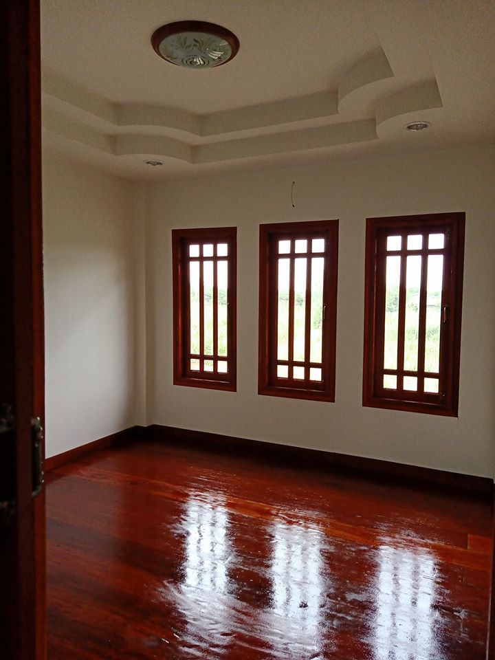 บ้าน 2 ชั้น ชั้นบนไม้และปูน