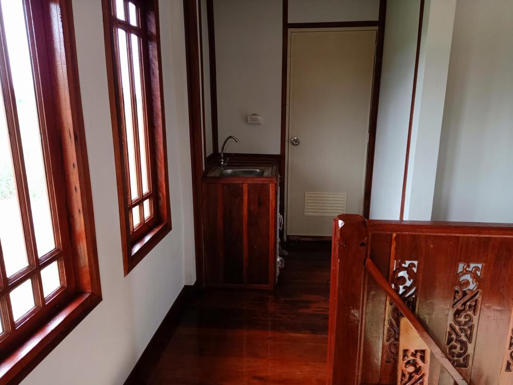 บ้าน 2 ชั้น ชั้นบนไม้และปูน