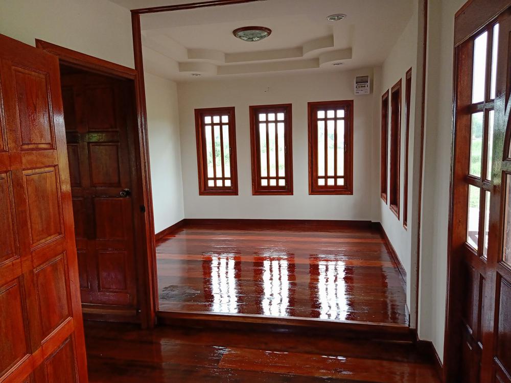 บ้าน 2 ชั้น ชั้นบนไม้และปูน