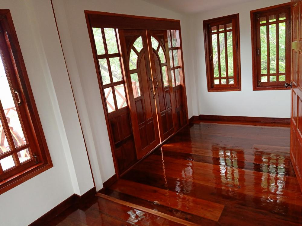 บ้าน 2 ชั้น ชั้นบนไม้และปูน