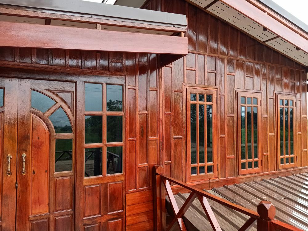 บ้าน 2 ชั้น ชั้นบนไม้และปูน