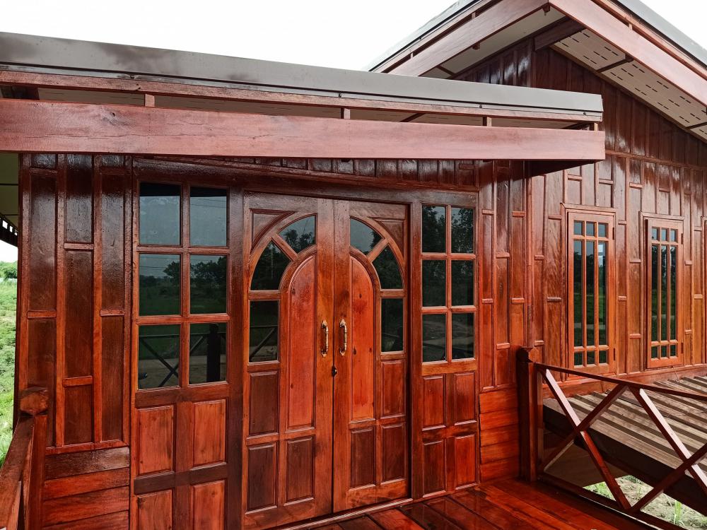 บ้าน 2 ชั้น ชั้นบนไม้และปูน