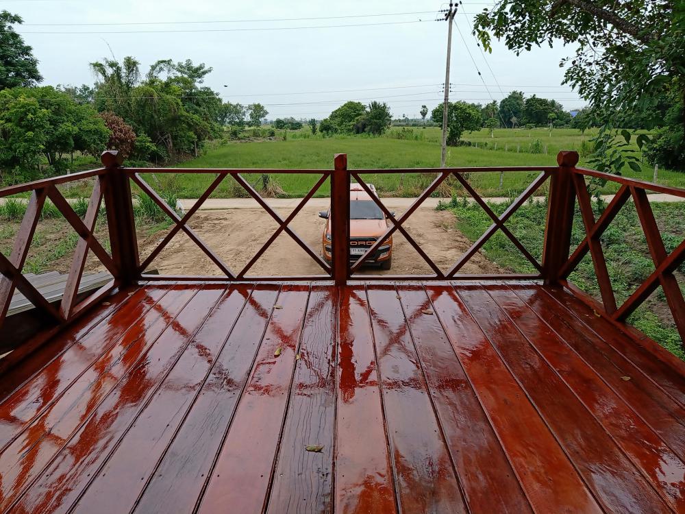 บ้าน 2 ชั้น ชั้นบนไม้และปูน