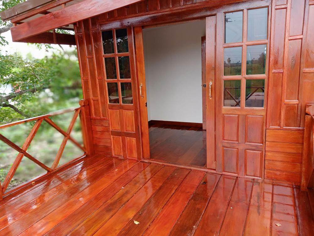 บ้าน 2 ชั้น ชั้นบนไม้และปูน