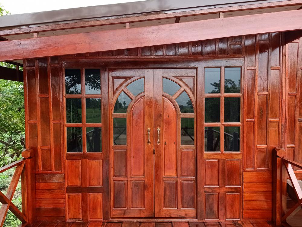 บ้าน 2 ชั้น ชั้นบนไม้และปูน