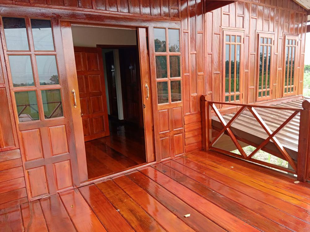 บ้าน 2 ชั้น ชั้นบนไม้และปูน