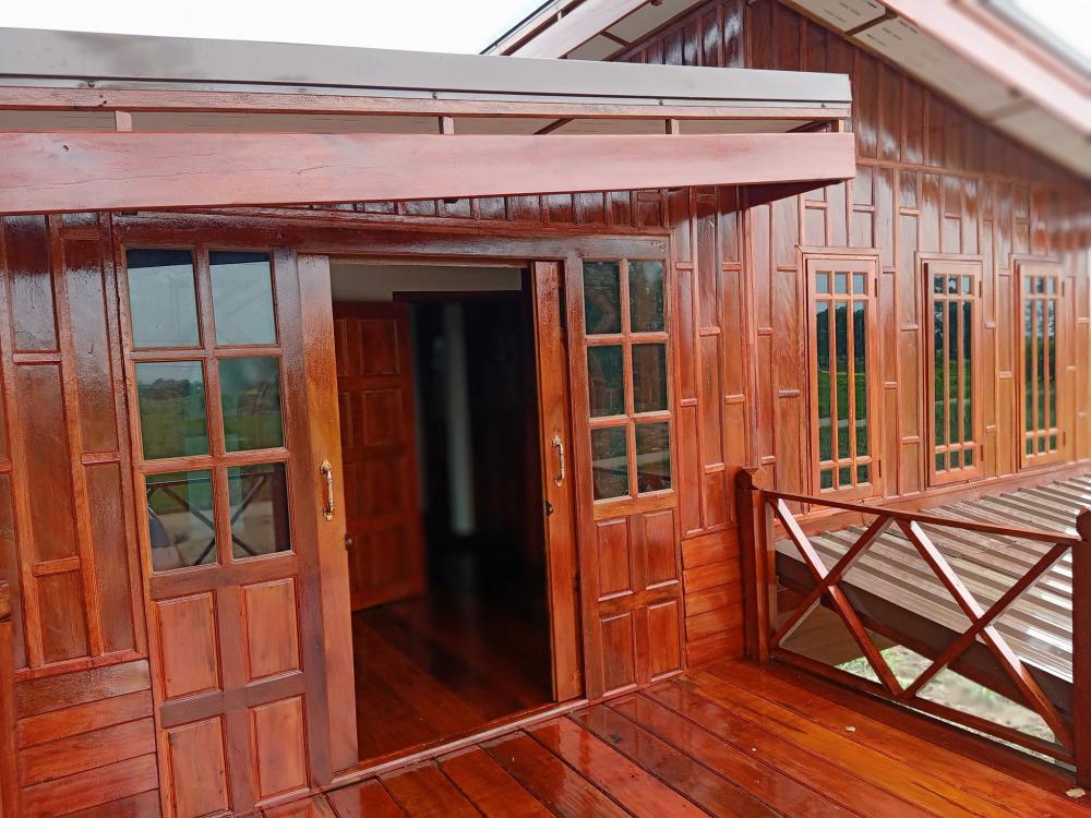 บ้าน 2 ชั้น ชั้นบนไม้และปูน