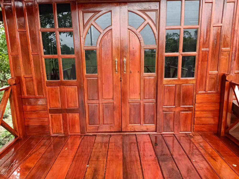 บ้าน 2 ชั้น ชั้นบนไม้และปูน