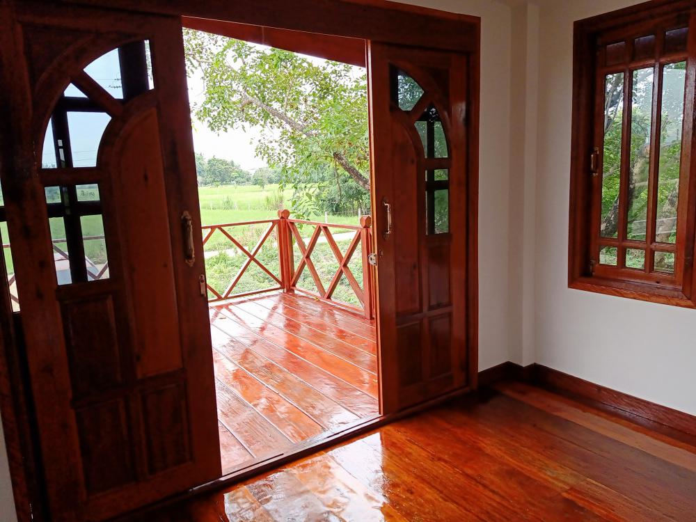 บ้าน 2 ชั้น ชั้นบนไม้และปูน