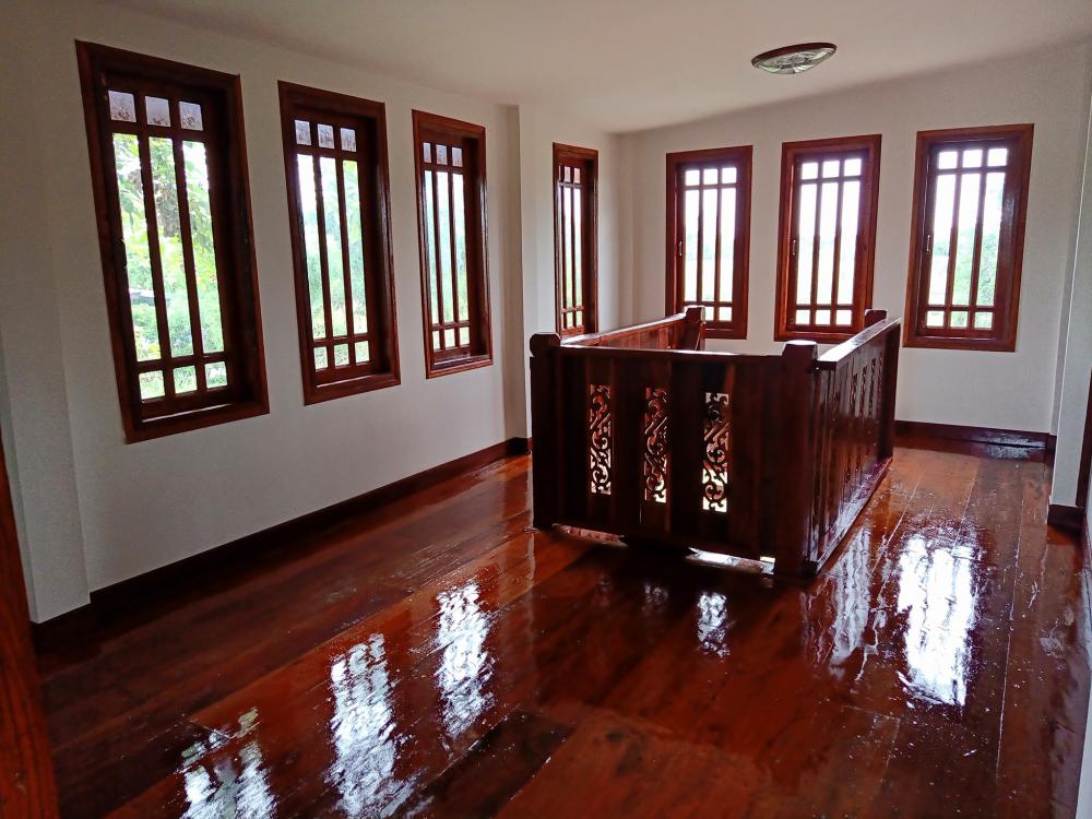 บ้าน 2 ชั้น ชั้นบนไม้และปูน