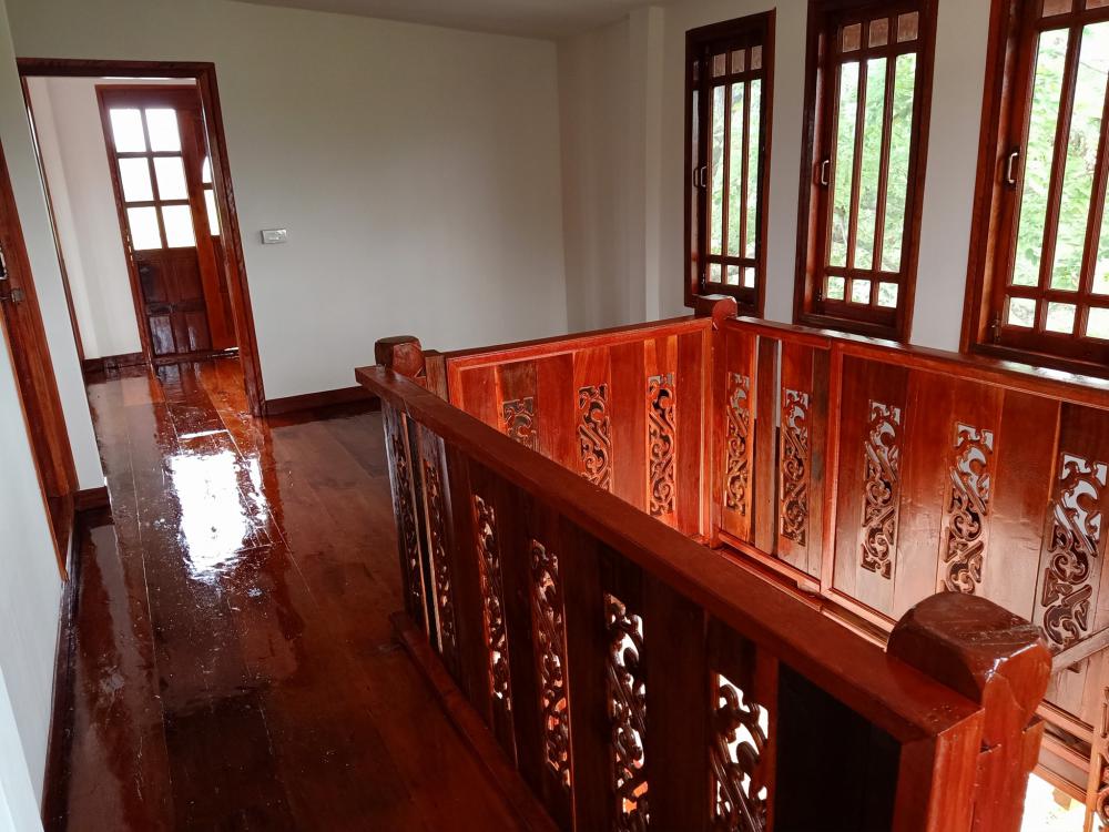 บ้าน 2 ชั้น ชั้นบนไม้และปูน