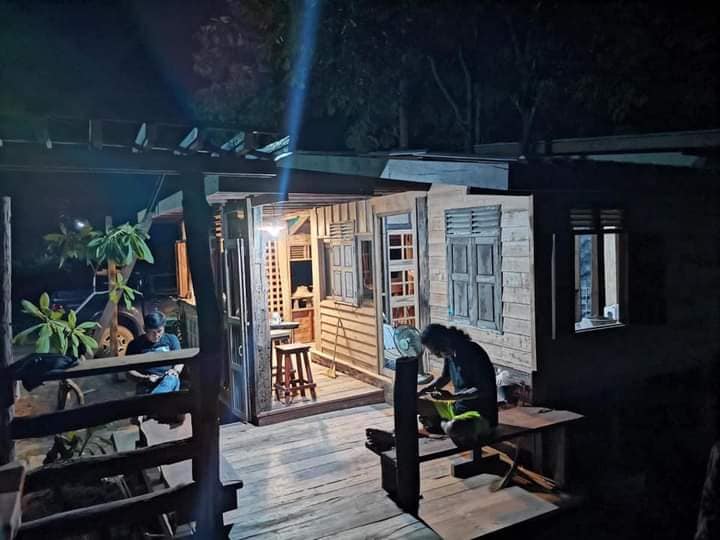 บ้านไม้เก่าหลังคาผสมผสานสไตล์โมเดิร์น