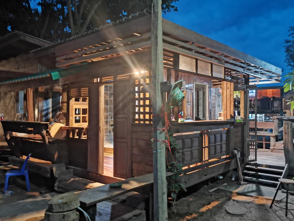 บ้านไม้เก่าหลังคาผสมผสานสไตล์โมเดิร์น