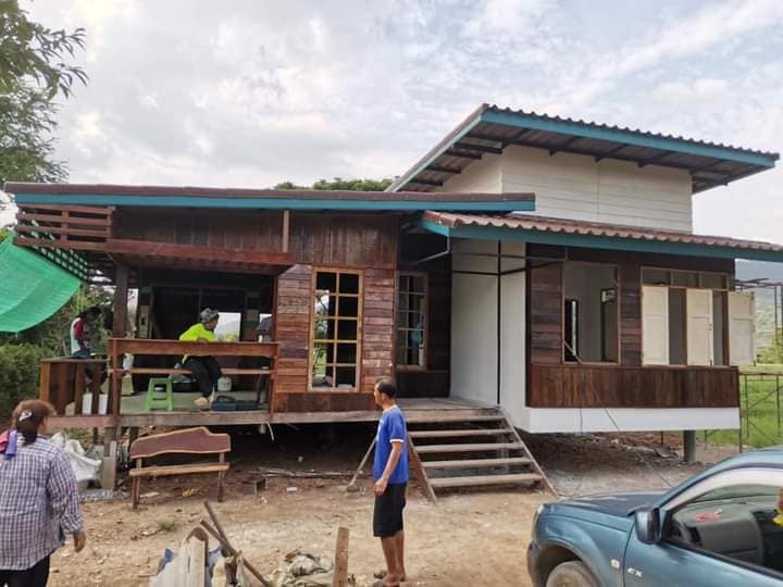 บ้านไม้เก่าหลังคาผสมผสานสไตล์โมเดิร์น