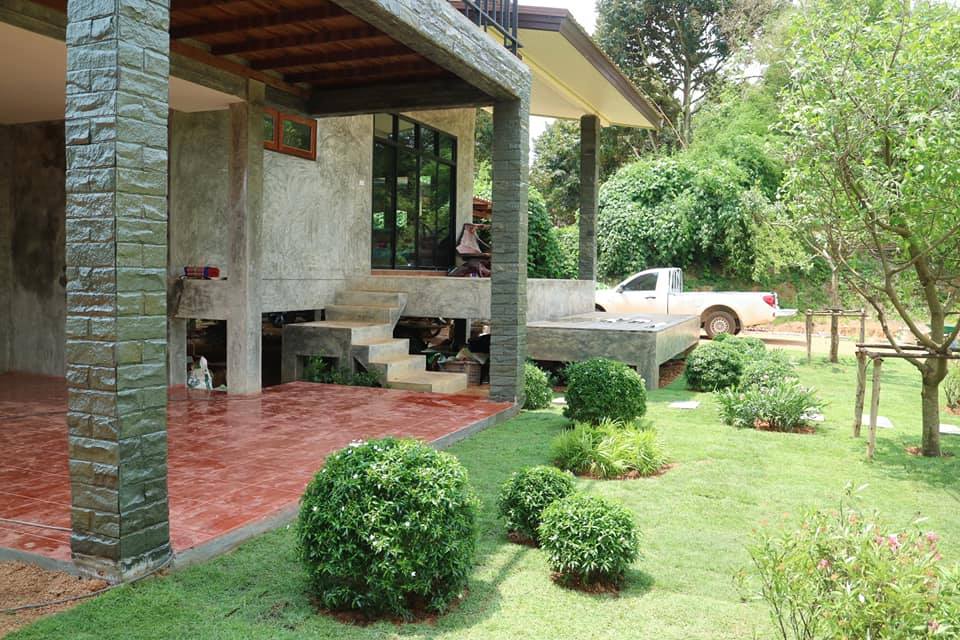 บ้าน 2 ชั้นเล่นระดับ ผนังปูนเปลือย