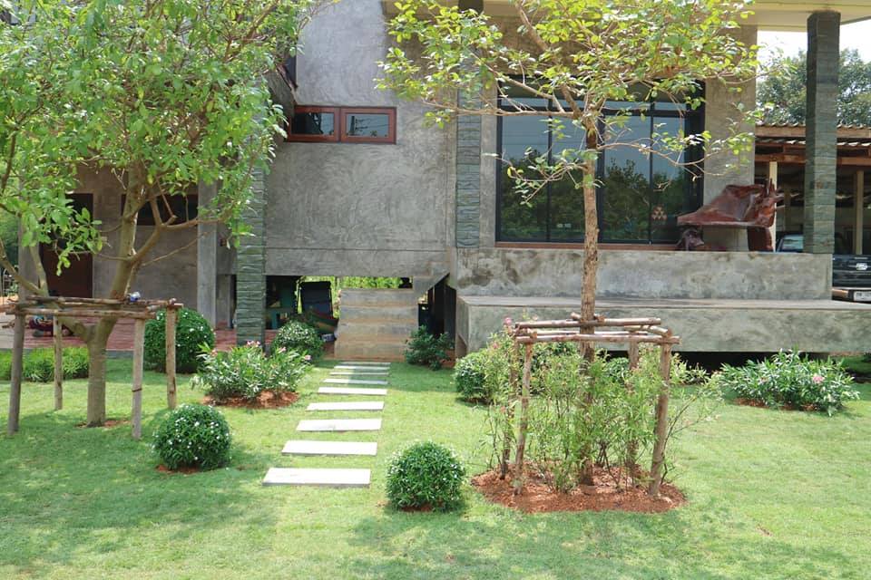 บ้าน 2 ชั้นเล่นระดับ ผนังปูนเปลือย