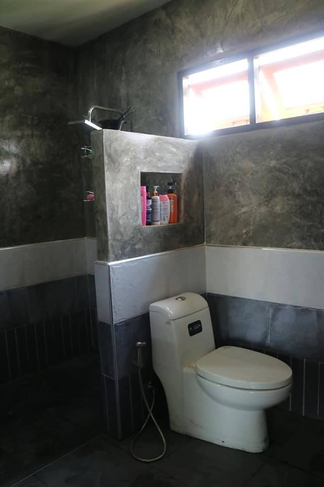 บ้าน 2 ชั้นเล่นระดับ ผนังปูนเปลือย