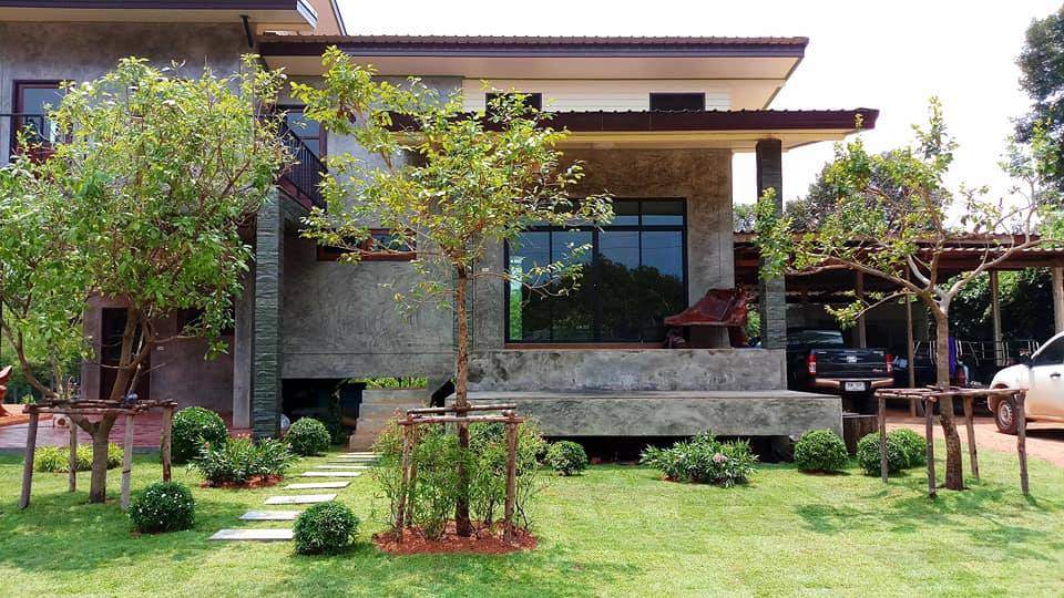 บ้าน 2 ชั้นเล่นระดับ ผนังปูนเปลือย