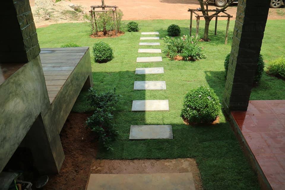 บ้าน 2 ชั้นเล่นระดับ ผนังปูนเปลือย