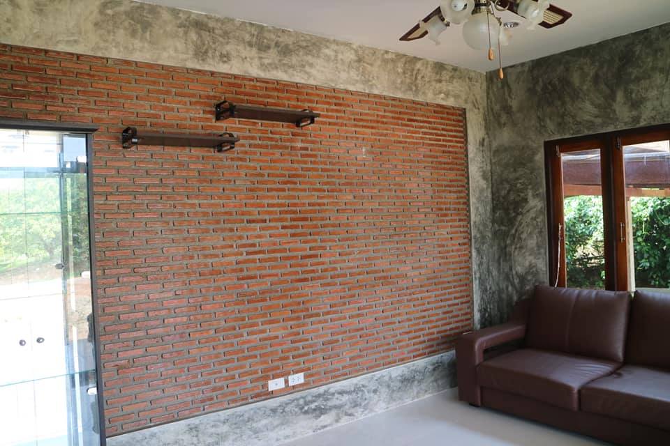 บ้าน 2 ชั้นเล่นระดับ ผนังปูนเปลือย