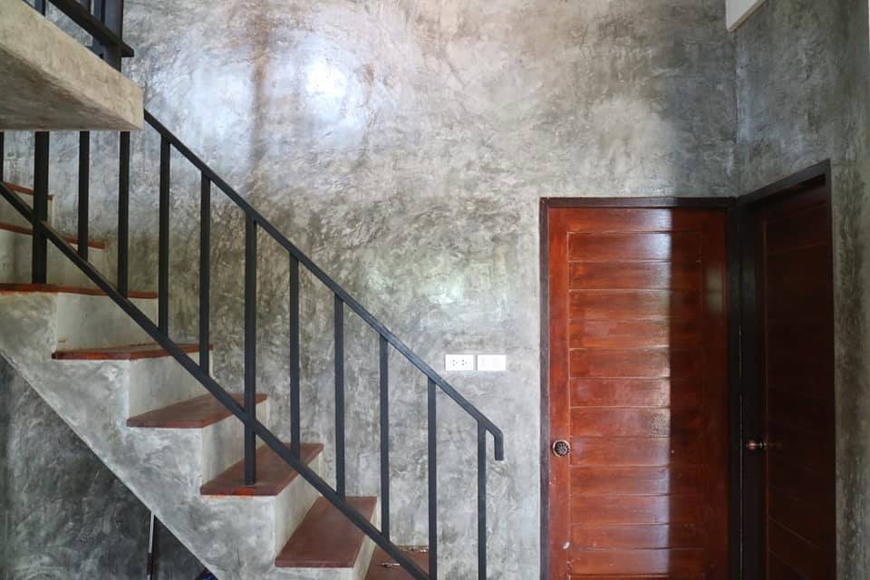 บ้าน 2 ชั้นเล่นระดับ ผนังปูนเปลือย