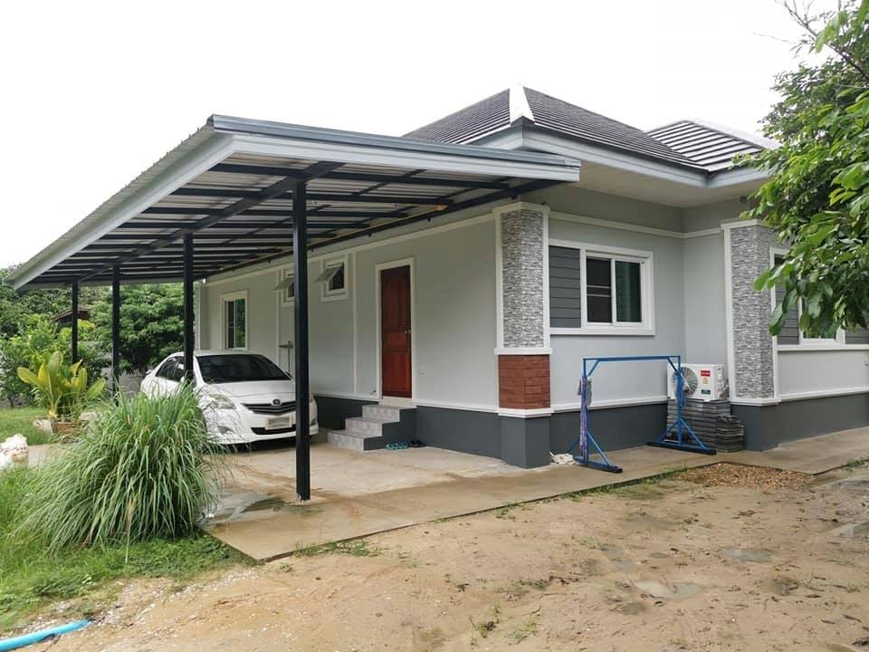 งานออกแบบบ้านพักอาศัยชั้นเดียว ขนาด 3 ห้องนอน 2 ห้องน้ำ จัดมุมนั่งเล่นน่ารักที่เฉลียงหน้าบ้าน