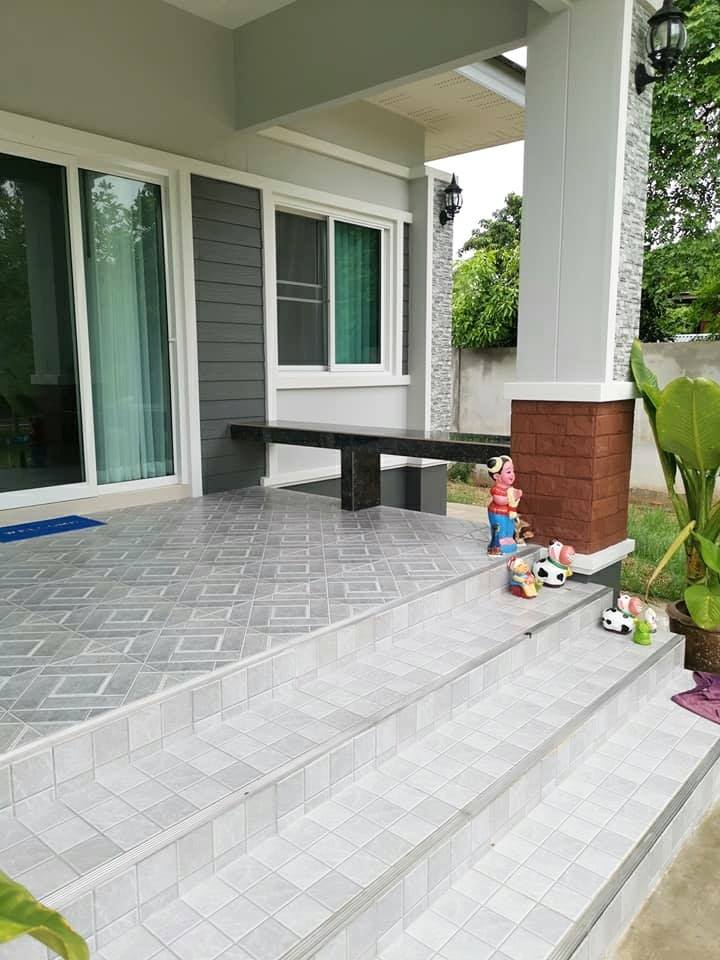 งานออกแบบบ้านพักอาศัยชั้นเดียว ขนาด 3 ห้องนอน 2 ห้องน้ำ จัดมุมนั่งเล่นน่ารักที่เฉลียงหน้าบ้าน