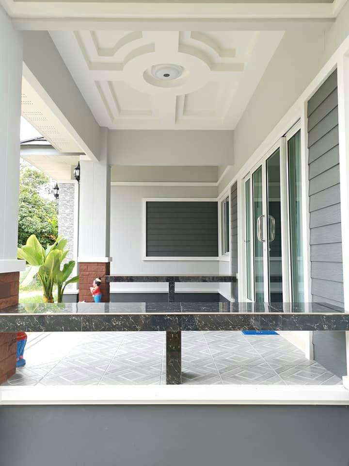 งานออกแบบบ้านพักอาศัยชั้นเดียว ขนาด 3 ห้องนอน 2 ห้องน้ำ จัดมุมนั่งเล่นน่ารักที่เฉลียงหน้าบ้าน