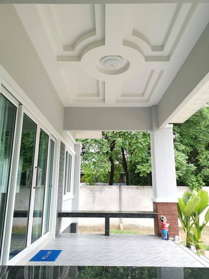 งานออกแบบบ้านพักอาศัยชั้นเดียว ขนาด 3 ห้องนอน 2 ห้องน้ำ จัดมุมนั่งเล่นน่ารักที่เฉลียงหน้าบ้าน