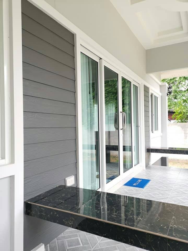 งานออกแบบบ้านพักอาศัยชั้นเดียว ขนาด 3 ห้องนอน 2 ห้องน้ำ จัดมุมนั่งเล่นน่ารักที่เฉลียงหน้าบ้าน