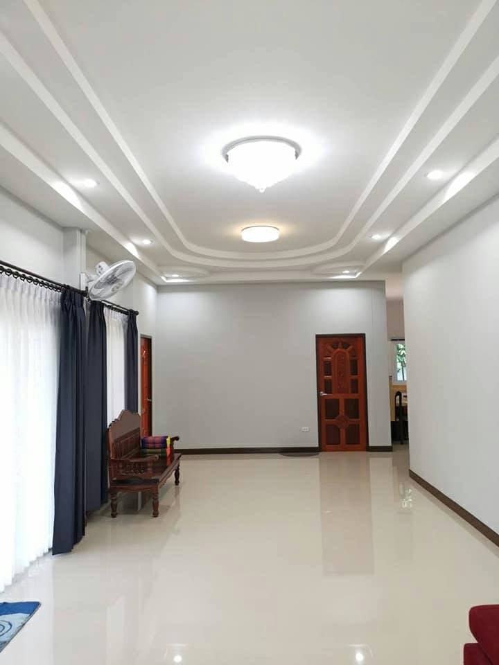 งานออกแบบบ้านพักอาศัยชั้นเดียว ขนาด 3 ห้องนอน 2 ห้องน้ำ จัดมุมนั่งเล่นน่ารักที่เฉลียงหน้าบ้าน