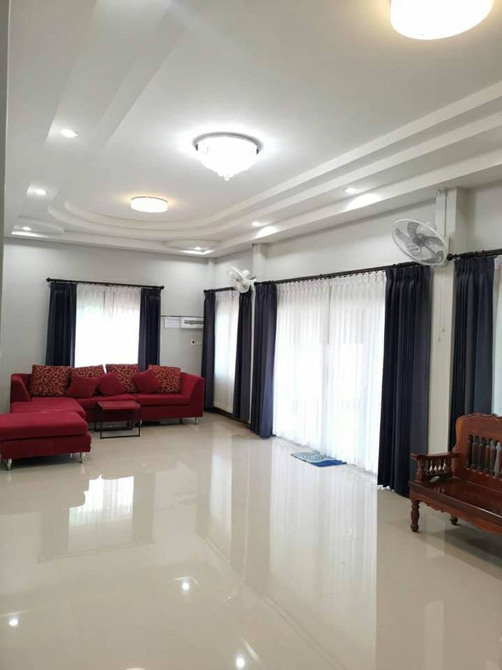 งานออกแบบบ้านพักอาศัยชั้นเดียว ขนาด 3 ห้องนอน 2 ห้องน้ำ จัดมุมนั่งเล่นน่ารักที่เฉลียงหน้าบ้าน