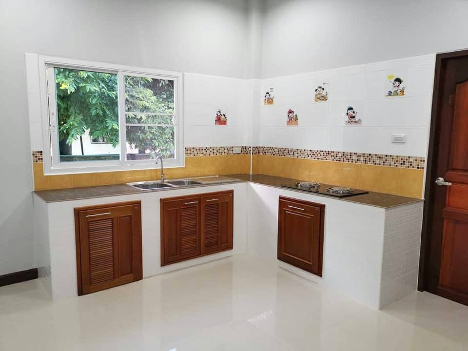 งานออกแบบบ้านพักอาศัยชั้นเดียว ขนาด 3 ห้องนอน 2 ห้องน้ำ จัดมุมนั่งเล่นน่ารักที่เฉลียงหน้าบ้าน