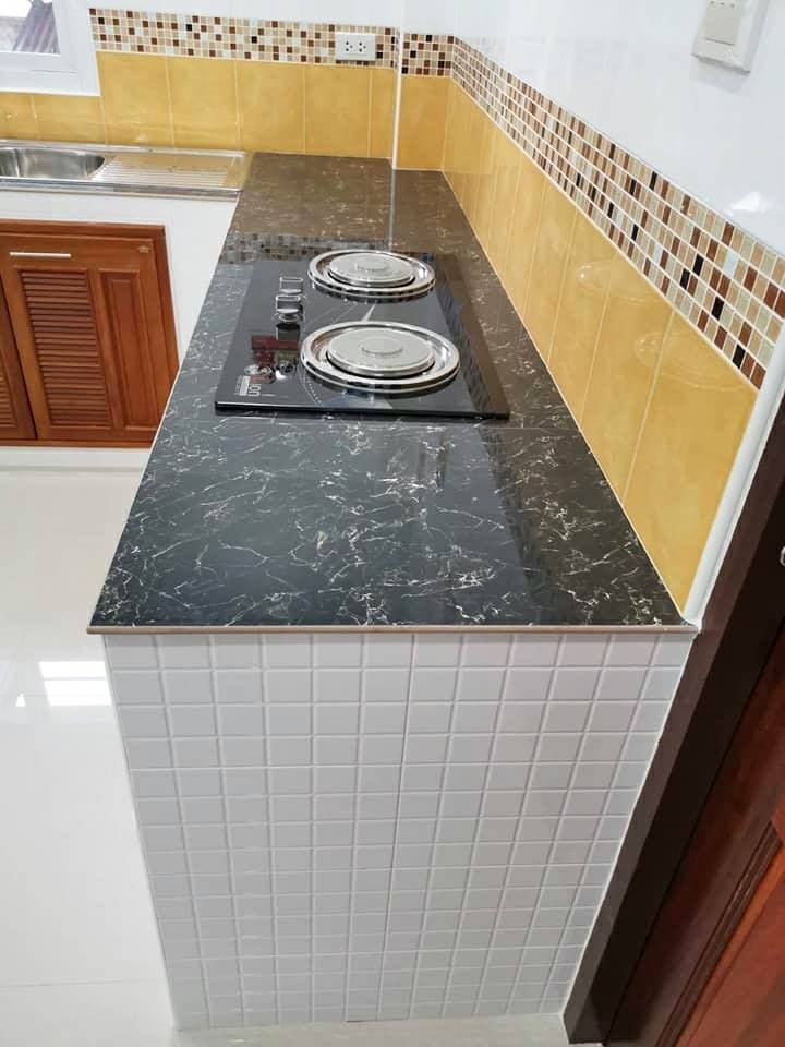 งานออกแบบบ้านพักอาศัยชั้นเดียว ขนาด 3 ห้องนอน 2 ห้องน้ำ จัดมุมนั่งเล่นน่ารักที่เฉลียงหน้าบ้าน