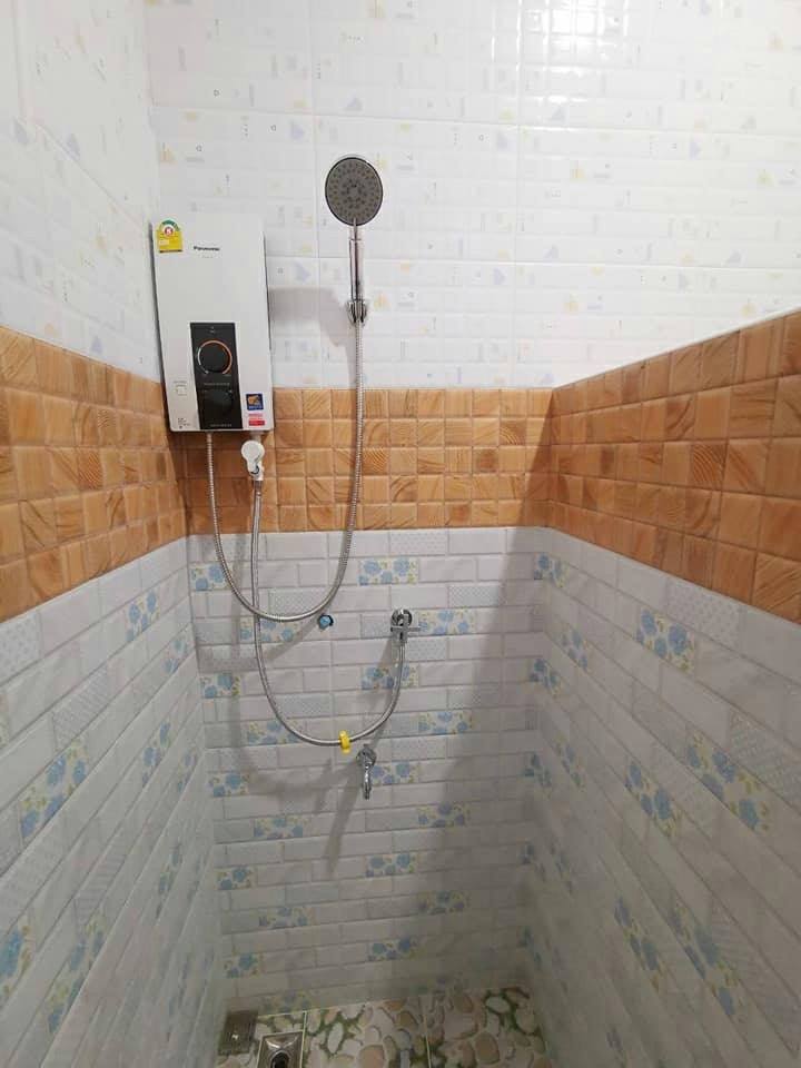 งานออกแบบบ้านพักอาศัยชั้นเดียว ขนาด 3 ห้องนอน 2 ห้องน้ำ จัดมุมนั่งเล่นน่ารักที่เฉลียงหน้าบ้าน