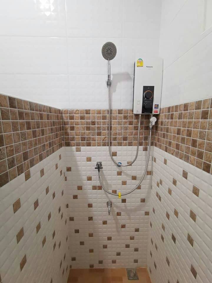 งานออกแบบบ้านพักอาศัยชั้นเดียว ขนาด 3 ห้องนอน 2 ห้องน้ำ จัดมุมนั่งเล่นน่ารักที่เฉลียงหน้าบ้าน