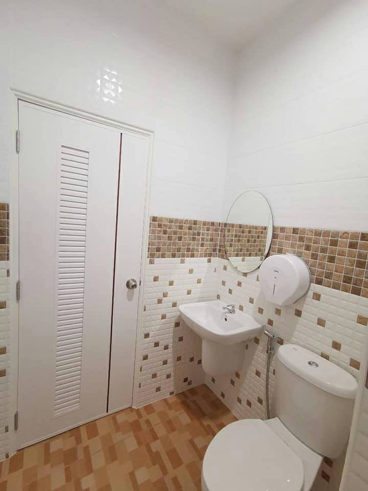 งานออกแบบบ้านพักอาศัยชั้นเดียว ขนาด 3 ห้องนอน 2 ห้องน้ำ จัดมุมนั่งเล่นน่ารักที่เฉลียงหน้าบ้าน