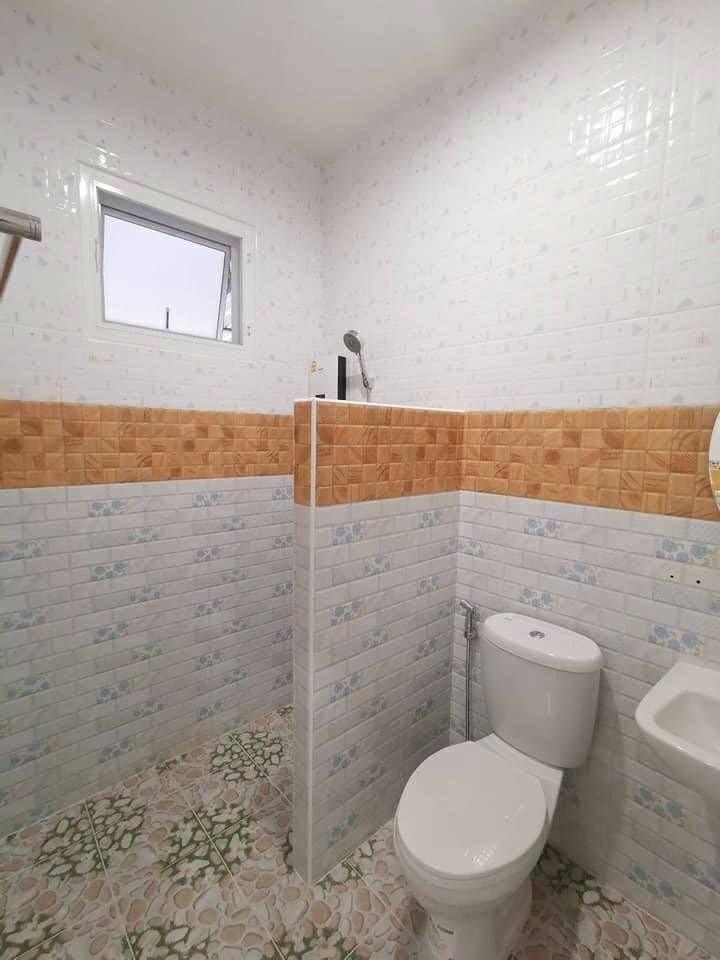 งานออกแบบบ้านพักอาศัยชั้นเดียว ขนาด 3 ห้องนอน 2 ห้องน้ำ จัดมุมนั่งเล่นน่ารักที่เฉลียงหน้าบ้าน