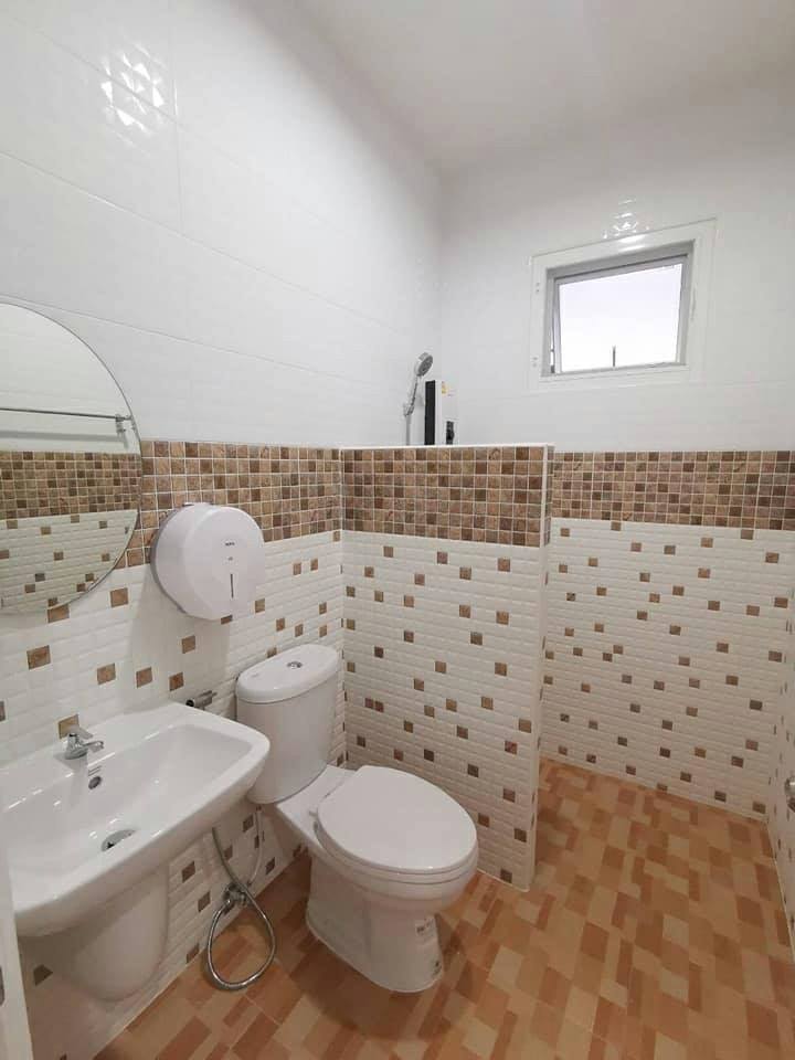 งานออกแบบบ้านพักอาศัยชั้นเดียว ขนาด 3 ห้องนอน 2 ห้องน้ำ จัดมุมนั่งเล่นน่ารักที่เฉลียงหน้าบ้าน