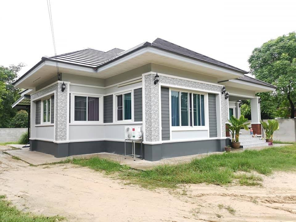 งานออกแบบบ้านพักอาศัยชั้นเดียว ขนาด 3 ห้องนอน 2 ห้องน้ำ จัดมุมนั่งเล่นน่ารักที่เฉลียงหน้าบ้าน