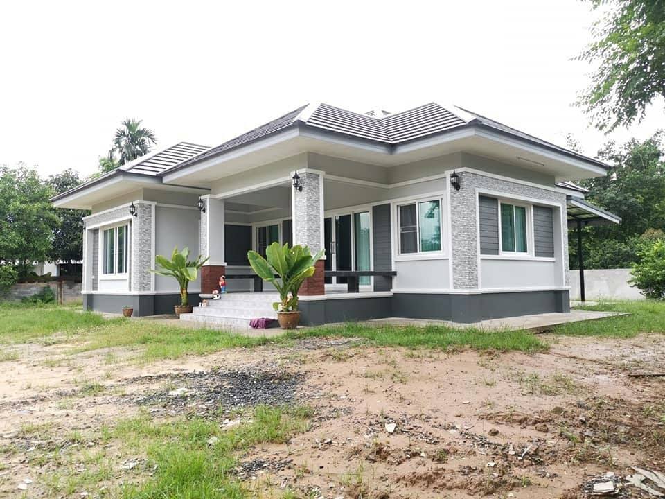 งานออกแบบบ้านพักอาศัยชั้นเดียว ขนาด 3 ห้องนอน 2 ห้องน้ำ จัดมุมนั่งเล่นน่ารักที่เฉลียงหน้าบ้าน