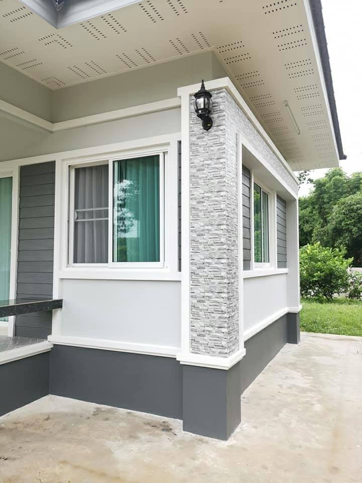 งานออกแบบบ้านพักอาศัยชั้นเดียว ขนาด 3 ห้องนอน 2 ห้องน้ำ จัดมุมนั่งเล่นน่ารักที่เฉลียงหน้าบ้าน