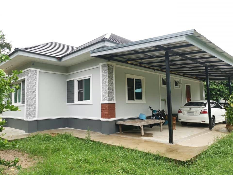 งานออกแบบบ้านพักอาศัยชั้นเดียว ขนาด 3 ห้องนอน 2 ห้องน้ำ จัดมุมนั่งเล่นน่ารักที่เฉลียงหน้าบ้าน