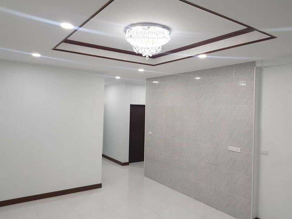 บ้านโมเดิร์น พร้อมระเบียงหน้าบ้าน