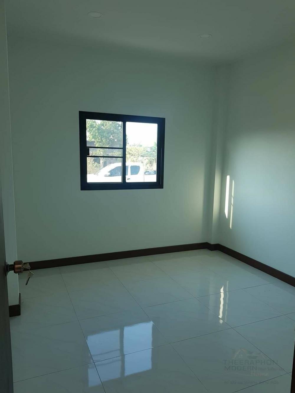 บ้านโมเดิร์น พร้อมระเบียงหน้าบ้าน