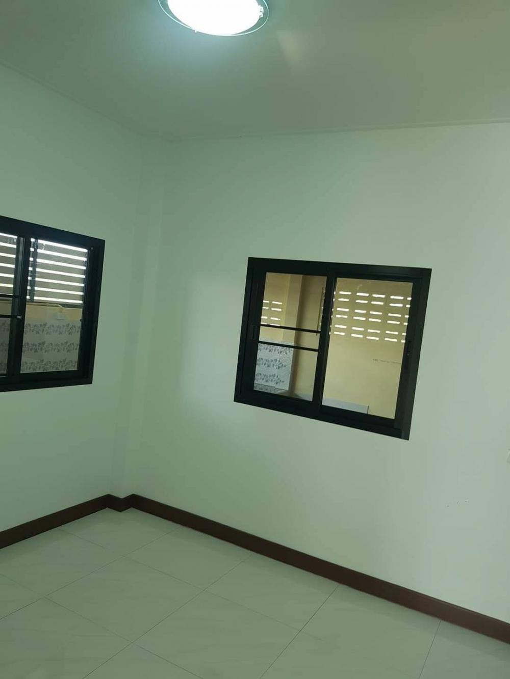 บ้านโมเดิร์น พร้อมระเบียงหน้าบ้าน