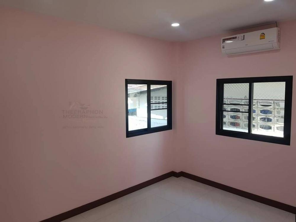 บ้านโมเดิร์น พร้อมระเบียงหน้าบ้าน